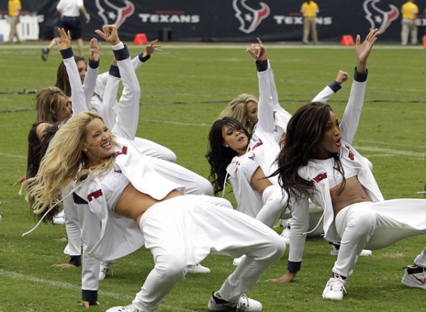 Las porristas de la NFL y del "football" universitario asombran con su belleza y su energía.
