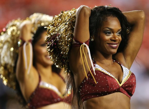 Las porristas de la NFL y del "football" universitario asombran con su belleza y su energía.