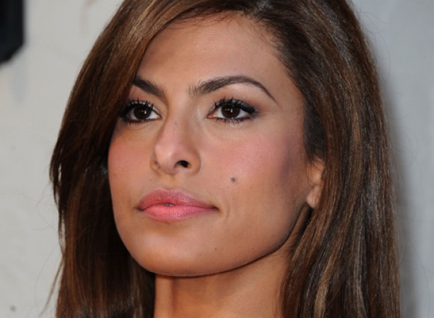 Eva Mendes<br /> Sus labios carnosos y su lunar son su marca registrada. Y Eva sabe cómo sacarles partido. En este caso, ella combinó a la perfección un color de labios dentro de los tonos pasteles, que se integra de maravillas con el vestido en color lavanda.
