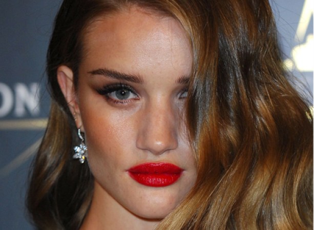 Rosie Huntington-Whiteley<br /> Para reemplazar a Megan Fox (en este caso en la saga de Transformers) hay que tener ciertos atributos, por lo menos en términos físicos. Y sin duda esta modelo los tiene, comenzando por unos labios impactantes que, coloreados de rojo intenso, se ven más bellos aún.