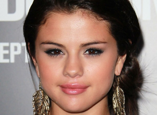 Selena Gómez<br /> Esta glamorosa jovencita que a su corta edad ya marca tendencia en las alfombras, deslumbra con sus maquillajes perfectamente logrados y, si algo llama la atención, son sus labios. En este caso, en el marco de un maquillaje muy suave, aplicó un brillo con color rosado y mantuvo los ojos apenas delineados.