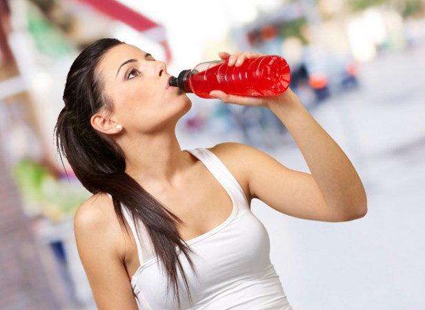 Dañas tus dientes 8 veces más que los refrescos, unos dientes amarillos te hace lucir viejo.