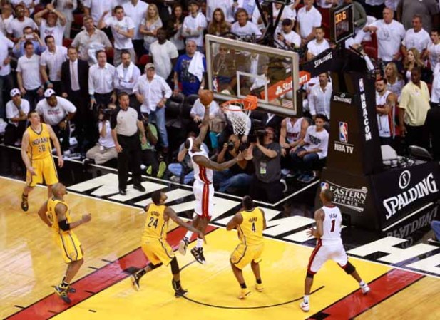 El Heat de Miami derrota espectacularmente a los Peacers de Indiana en tiempo extra 103-102 con soberbia canasta de Lebron James.