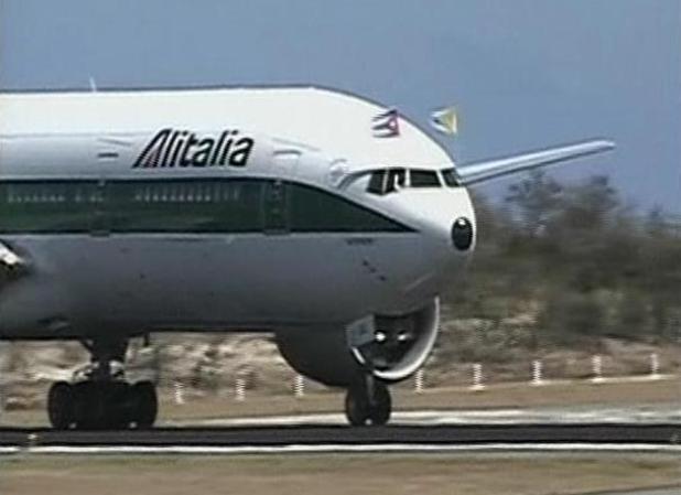 El papa Benedicto XVI llega a Santiago de Cuba, donde es recibido por el gobernante Raúl Castro.
