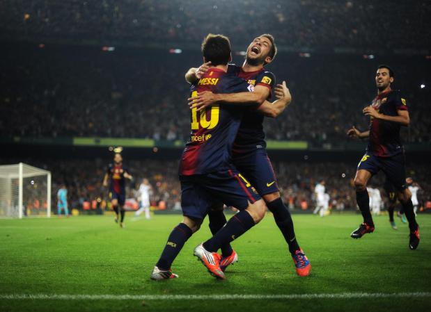 Lionel Messi y Jordi Alba se abrazan tras el gol.