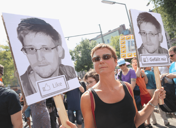 17 DE DICIEMBRE: Edward Snowden, el antiguo espía de Estados Unidos acusado de divulgar secretos, no consigue asilo político en Brasil y deberá quedarse en Rusia.