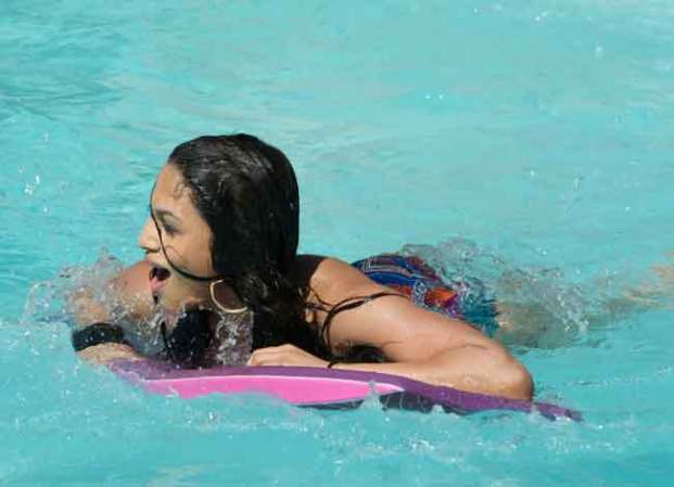 Entre desfile y desfile las candidatas a Miss USA toman el sol y practican juegos de agua.