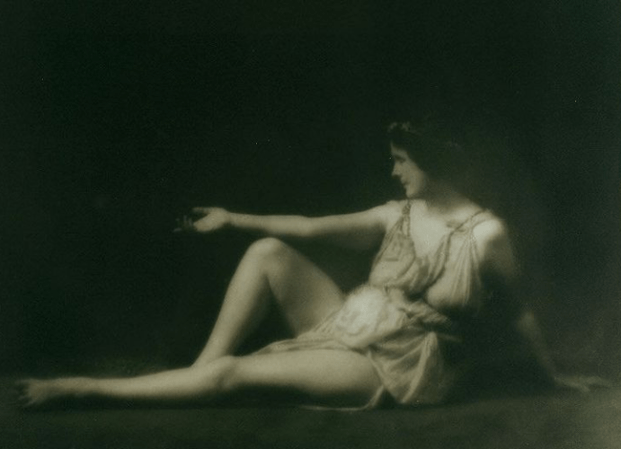 La gran bailarina Isadora Dunca murió desnucada al quedar su bufanda enganchada en una de las ruedas del auto que conducía un amigo, en Niza, el 14 de septiembre de 1927.