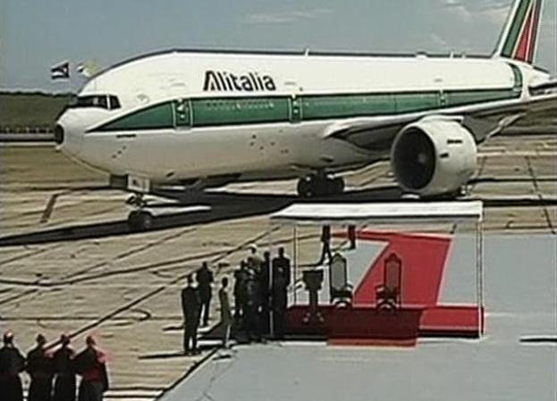 El papa Benedicto XVI llega a Santiago de Cuba, donde es recibido por el gobernante Raúl Castro.