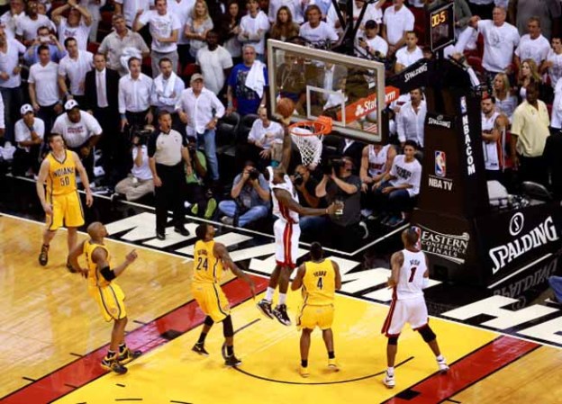 El Heat de Miami derrota espectacularmente a los Peacers de Indiana en tiempo extra 103-102 con soberbia canasta de Lebron James.