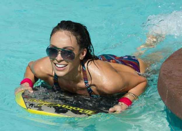 Entre desfile y desfile las candidatas a Miss USA toman el sol y practican juegos de agua.