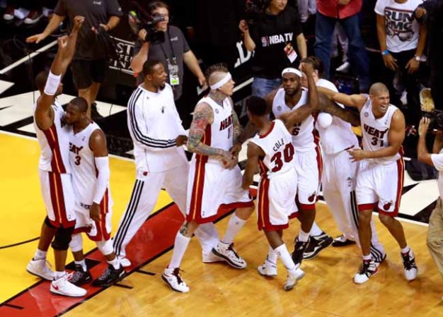 El Heat de Miami derrota espectacularmente a los Peacers de Indiana en tiempo extra 103-102 con soberbia canasta de Lebron James.