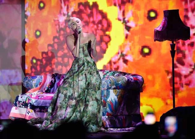 Miley Cyrus, de lo sensual a lo grotesco para encandilar al público.