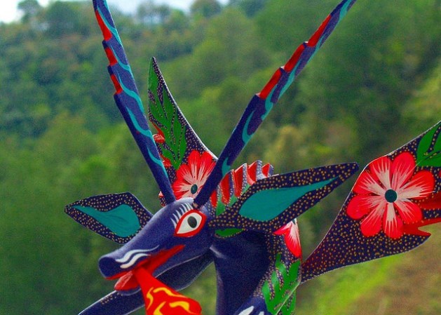 Las figuras monumentales de alebrijes recorren las principales calles del centro de la Ciudad de México y la Avenida Paseo de la Reforma, donde son exhibidas varias semanas.