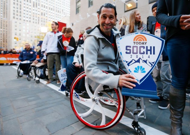 El jugador paralímpico de curling Jimmy Joseph posa para una foto.