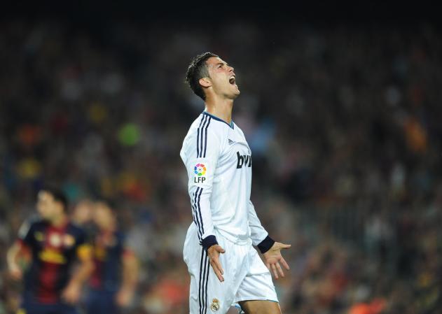Ronaldo reacciona tras una oportunidad perdida en la portería contraria.