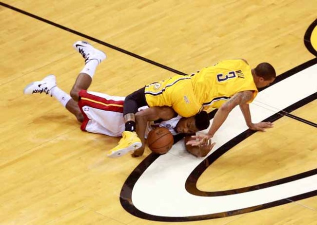 El Heat de Miami derrota espectacularmente a los Peacers de Indiana en tiempo extra 103-102 con soberbia canasta de Lebron James.