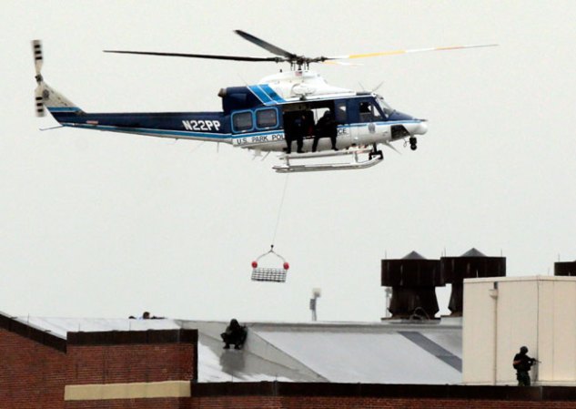 Las autoridades emplearon helicópteros para rescatar a posibles víctimas.