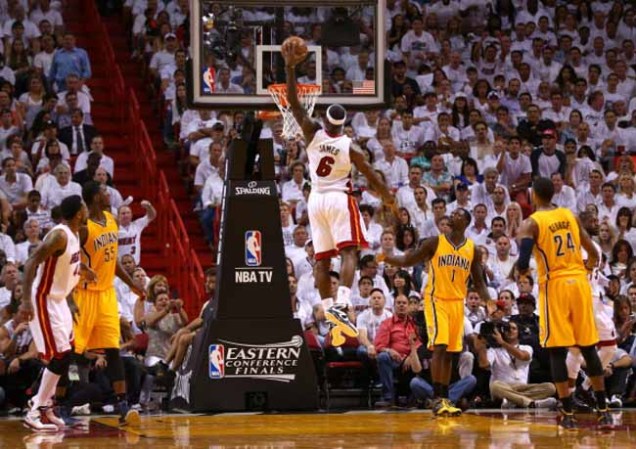 El Heat de Miami derrota espectacularmente a los Peacers de Indiana en tiempo extra 103-102 con soberbia canasta de Lebron James.
