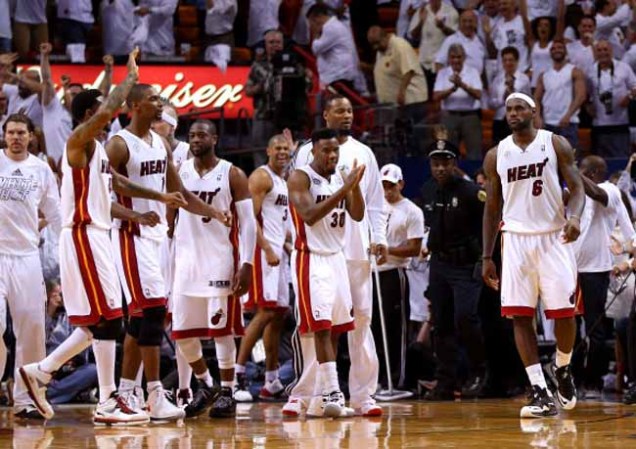 El Heat de Miami derrota espectacularmente a los Peacers de Indiana en tiempo extra 103-102 con soberbia canasta de Lebron James.