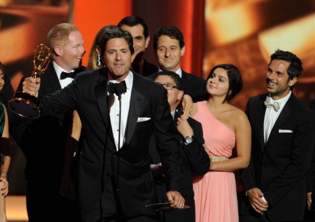 El productor y escritor Steven Levitan celebró -junto con el elenco de "Modern Family"- la estatuilla de Mejor serie de comedia.