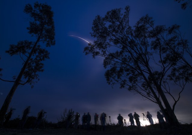 La NASA vigila el espacio y constantemente sorprende con sus imágenes. Por ejemplo, este es el cohete Delta II durante su reciente lanzamiento.