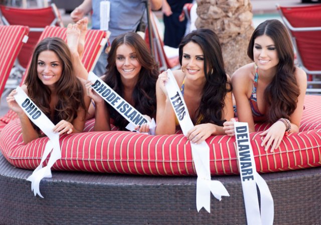 Entre desfile y desfile las candidatas a Miss USA toman el sol y practican juegos de agua.