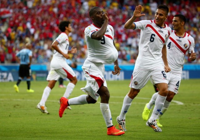 Aunque Edinson Cavani adelantó, de penalti, al cuadro de Óscar Washington Tabárez, a los 24 minutos, los 'ticos' reaccionaron tras el descanso y se llevaron un inesperado triunfo al ritmo de los tantos de Joel Campbell (m.54), Óscar Duarte (m.58) y Marcos Ureña (m.84).