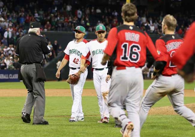 El árbitro Brian Gorman expulsa al pitcher Arnold Leon #42 de México tras darle con la pelota a Rene Tosoni de Canadá.
