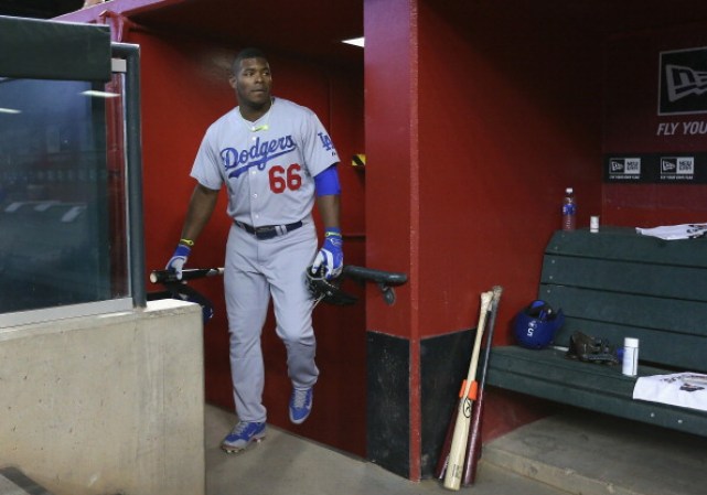 El reportaje toca el delicado tema del pago por la supuesta operación de contrabando humano, dando a conocer que una vez en Estados Unidos, y firmado por los Dodgers, Puig le ha estado pagando al grupo que lo trajo al país.