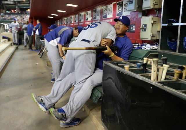 Yasiel Puig #66 de Los Angeles Dodgers bromenado con su compañero Hyun-Jin Ryu.