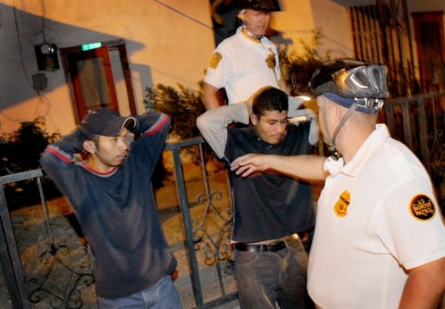 Estos inmigrantes indocumentados fueron descubiertos por agentes fronterizos en Nogales Arizona el 2 de junio de 2010.