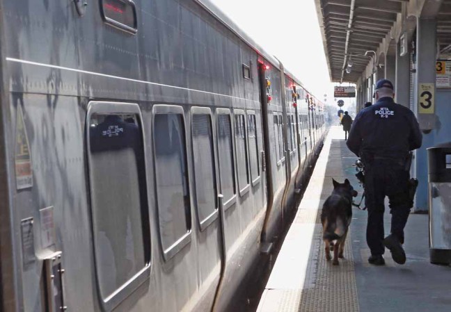 Un oficial de policía de NY, acompañado de su perro entrenado, conocido como K-9 en el tren camino a Long Island.
