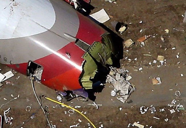 El Boeing 777 perdió la cola al aterrizar, quedando sus pedazos desparramados en la pista
