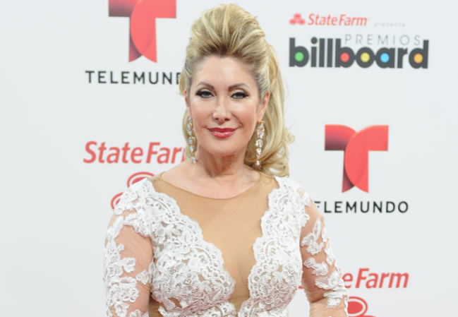 Felicia Mercado desplegó un escote protegido por el delicado encaje de su vestido.