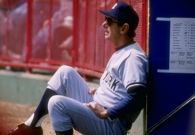 El exjugador y coach de los Yankees Billy Martin falleció el 25 de diciembre de 1989 al chocar su auto contra un edificio bajo condiciones de nieve y hielo cerca de su casa en Port Crane, Nueva York.