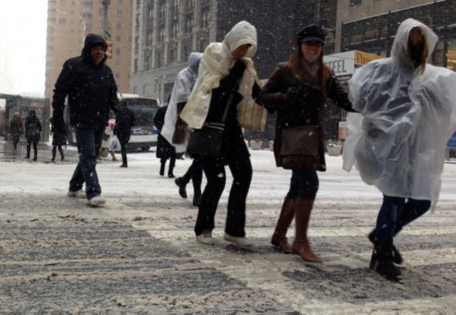 Una poderosa tormenta de nieve azota al área tri estatal de Nueva York.