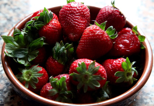Fresas no orgánicas: expertos han detectado más de 13 pesticidas en las fresas que consumimos habitualmente. La recomendación es optar por el producto orgánico.