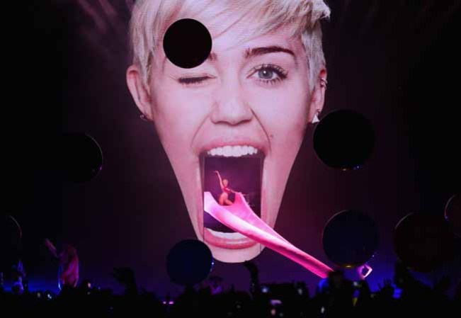Miley Cyrus, de lo sensual a lo grotesco para encandilar al público.