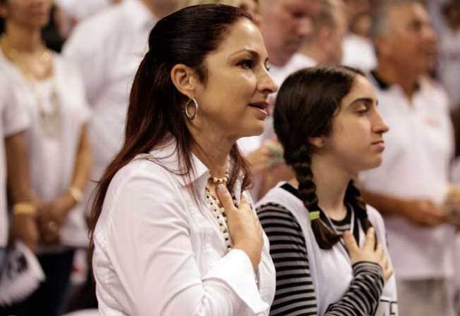 ABRIL 15, 2013 - Tan pronto se supo la triste noticia, los famosos comenzaron a reaccionar solidarizándose con los heridos y los familiares de las víctimas. En la foto: Gloria Estefan: "Enviando oraciones a la bella ciudad de Boston! Estamos con ustedes!".