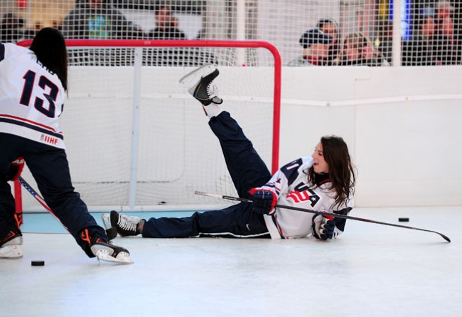 Las jugadores de hockey Julie Chu (izquierda) y Hilary Knight se diviertien jugando.