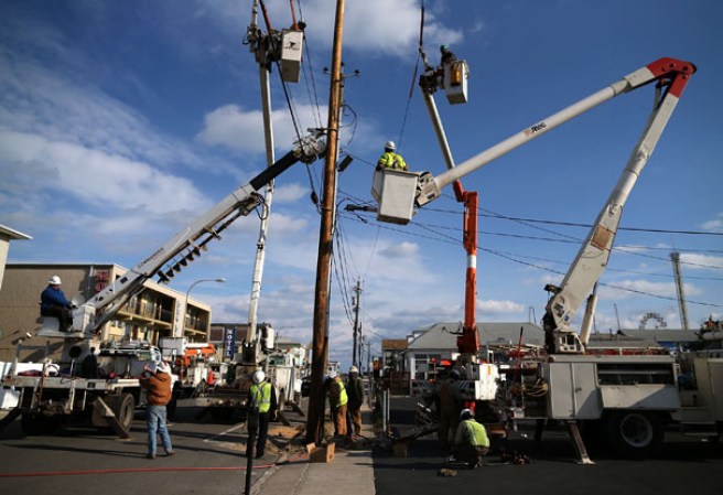 Trabajadores del servcio eléctrico trabajan día noche.