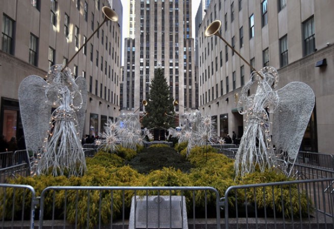 La Plaza Rockefeller se prepara para dar luz al árbol navideño. He aquí un recuento de la última celebración.