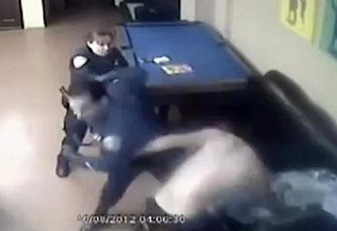 Una cámara de seguridad captó como unos policías atacaron a golpes y bastonazos a un desamparado en una sinagoga de Brooklyn.