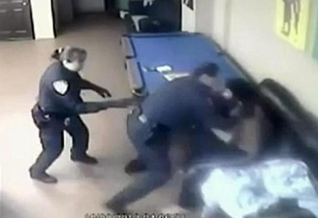 Una cámara de seguridad captó como unos policías atacaron a golpes y bastonazos a un desamparado en una sinagoga de Brooklyn.