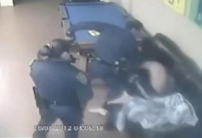 Una cámara de seguridad captó como unos policías atacaron a golpes y bastonazos a un desamparado en una sinagoga de Brooklyn.