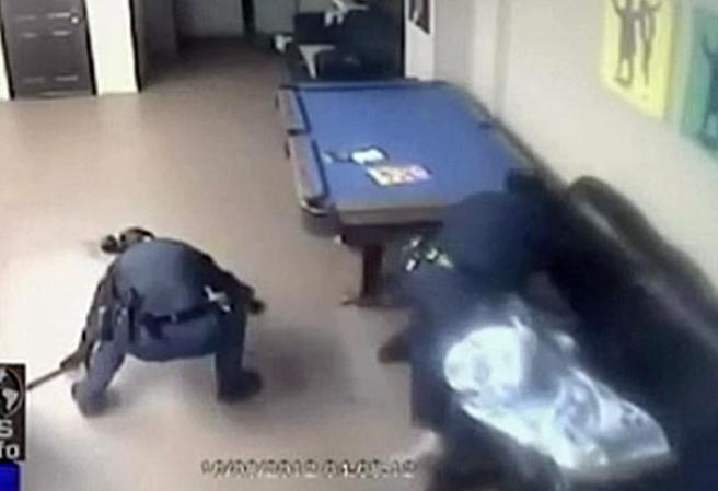 Una cámara de seguridad captó como unos policías atacaron a golpes y bastonazos a un desamparado en una sinagoga de Brooklyn.