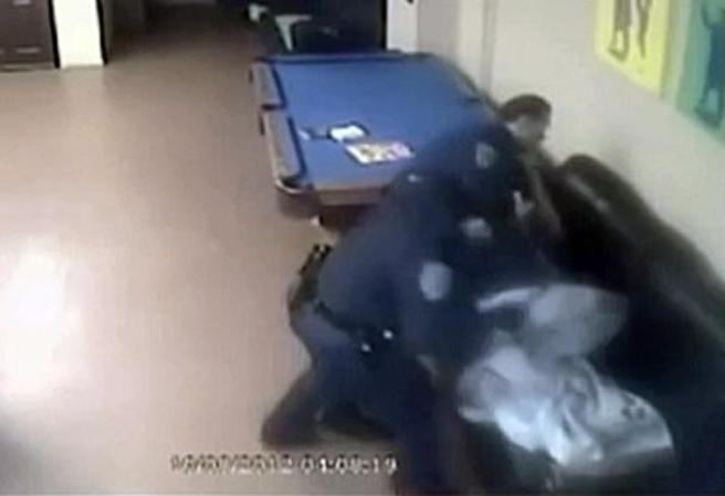 Una cámara de seguridad captó como unos policías atacaron a golpes y bastonazos a un desamparado en una sinagoga de Brooklyn.