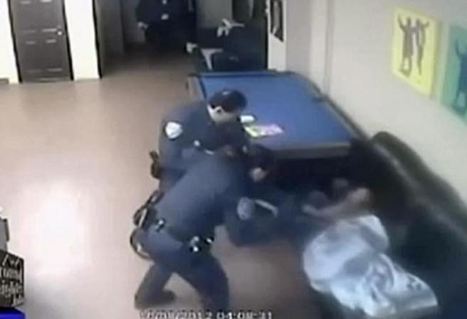 Una cámara de seguridad captó como unos policías atacaron a golpes y bastonazos a un desamparado en una sinagoga de Brooklyn.
