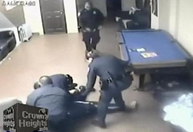 Una cámara de seguridad captó como unos policías atacaron a golpes y bastonazos a un desamparado en una sinagoga de Brooklyn.